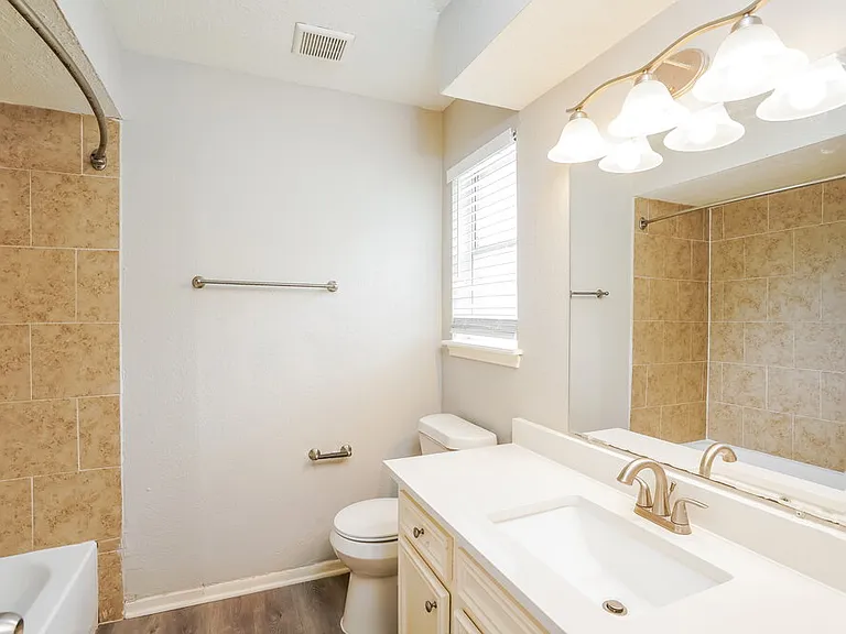 332 Coventry Ln — Photo 11