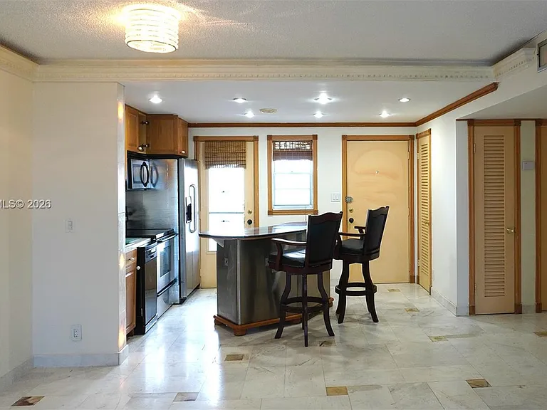 301 NE 14th Ave #703 — Photo 3