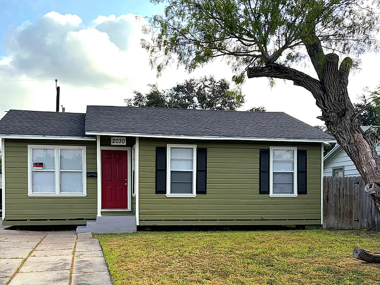 2030 Harriett Dr — Photo 1