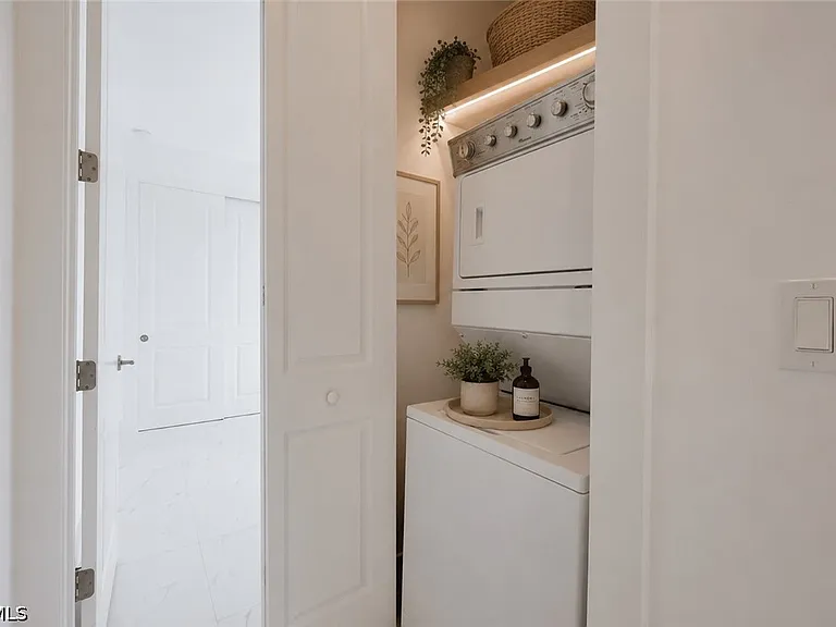 714 W 12th St — Photo 12