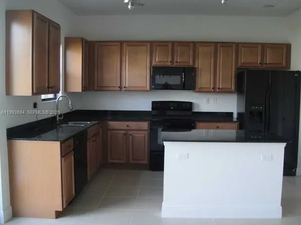 655 NE 193rd St, Miami, FL 33179