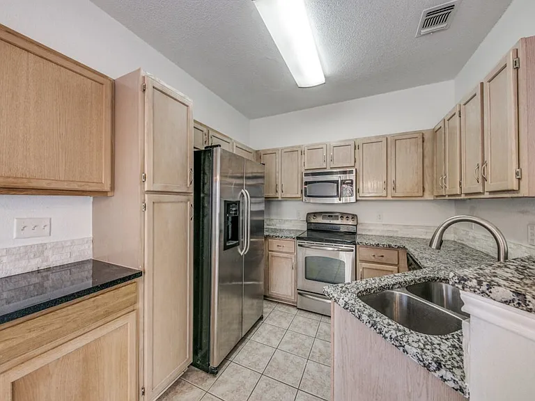 16606 Winding Oak Dr — Photo 7