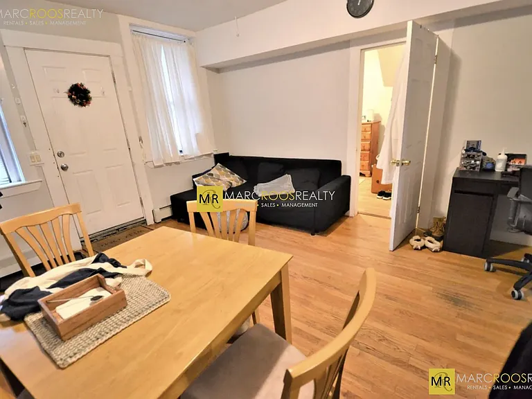 587 Beacon St #B — Photo 3