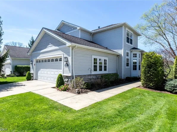 310 Blossom Ln, Chagrin Falls, OH 44022