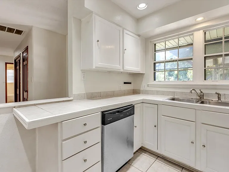 2037 NW 47th St — Photo 11