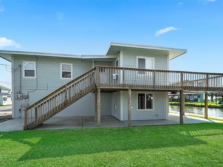 109 Bayou Vista Dr — Photo 3