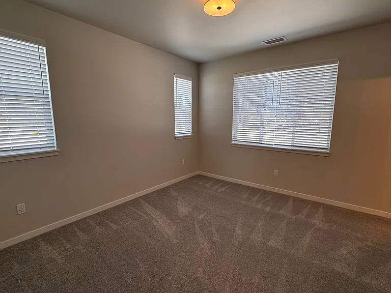 896 E Railroad Ave — Photo 8