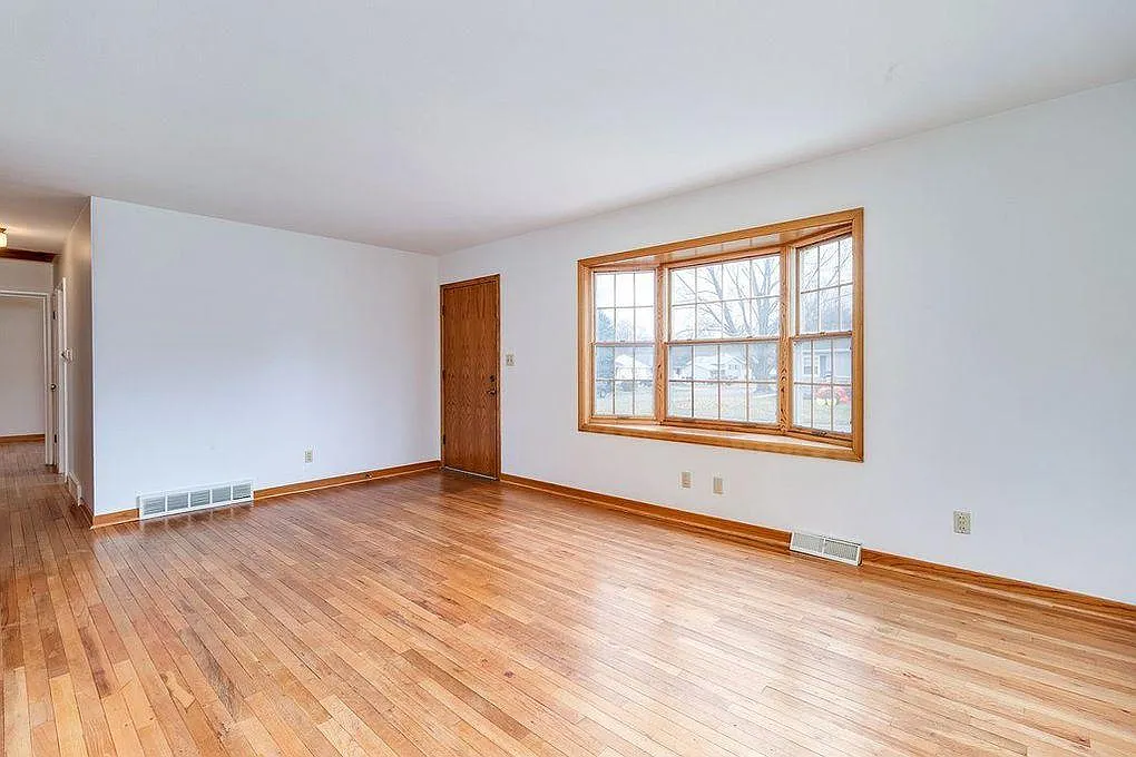 2356 Hawthorne Ct — Photo 3