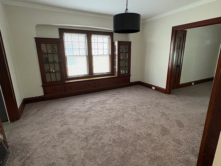 10214 Champion Ave — Photo 3