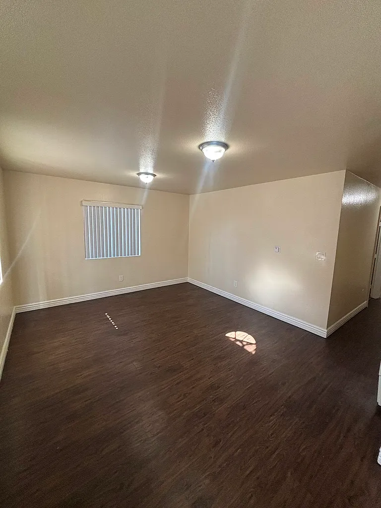 3 bed, 900 sqft, $3,650 — Photo 3