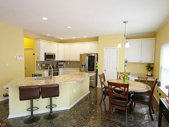 5th image of 10 Queens Ln