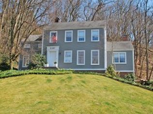 8 Valentine Ln, Roslyn, NY 11576