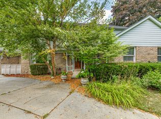 9682 Reding Cir, Des Plaines, IL 60016