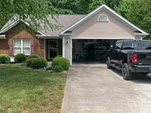 207 Woodlynn Dr, Charlotte, NC 28214