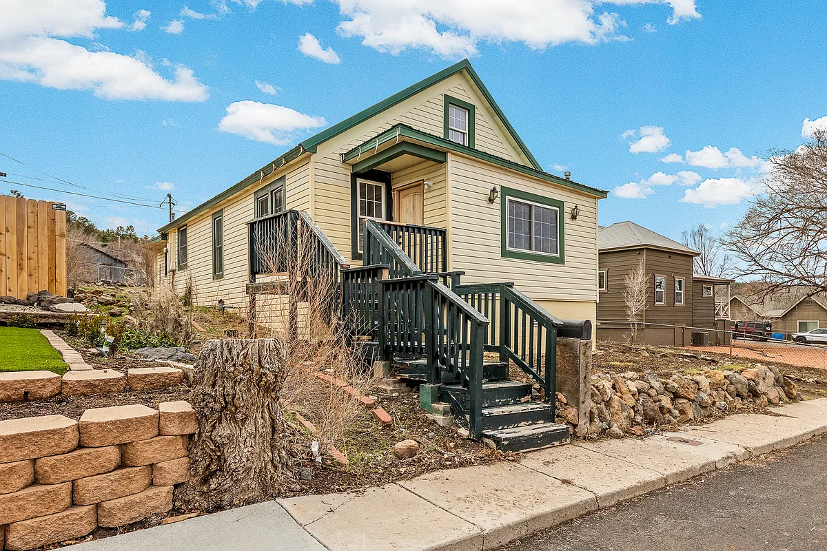 Building Photo - 114 E Sherman Ave