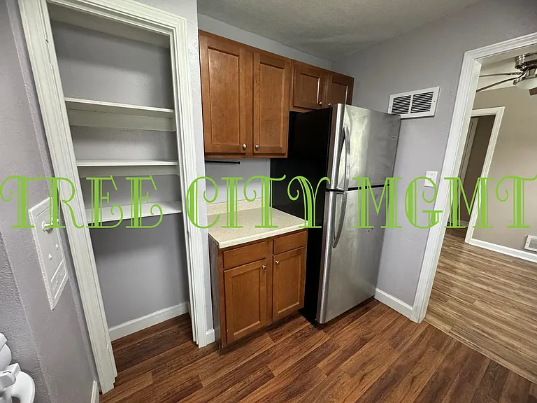326 W Oakdale Dr #B — Photo 4