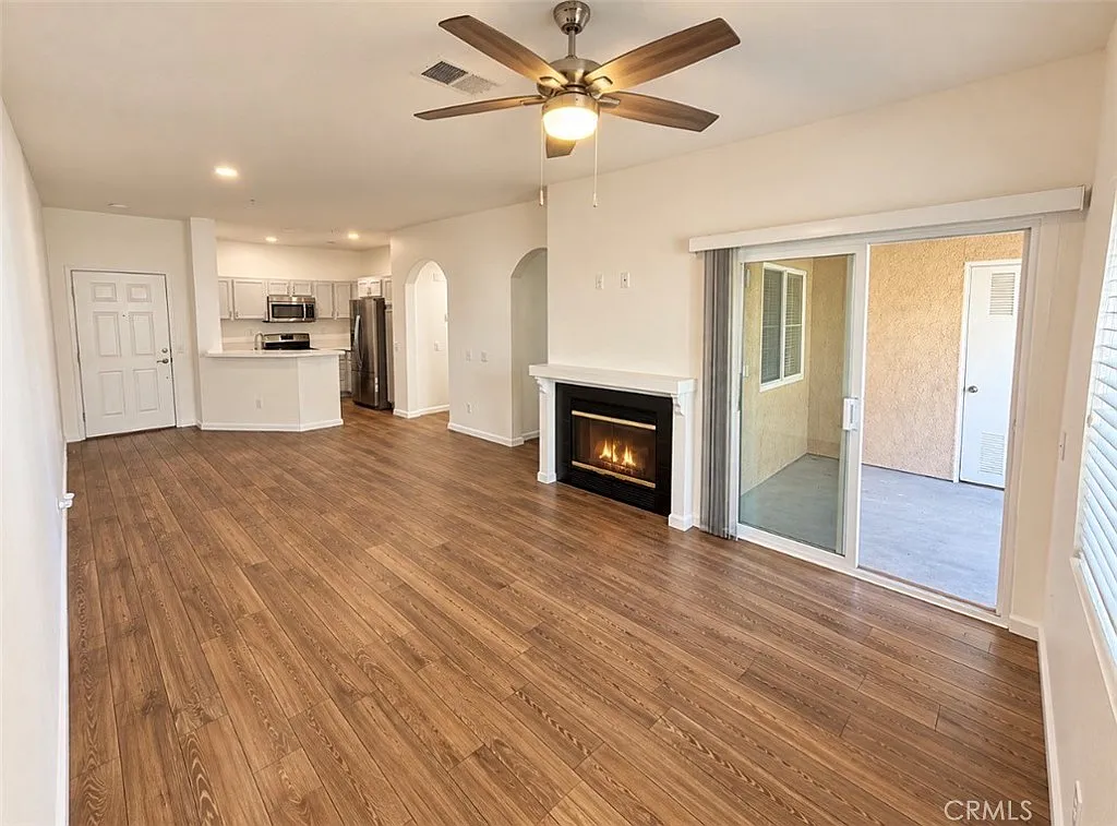 2 bed, 1031 sqft, $2,400 — Photo 3