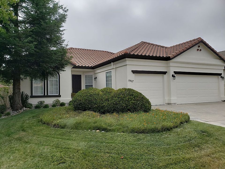 2nd image of 1907 Oxford Ct