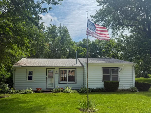 52411 Lakeview Dr, Dowagiac, MI 49047