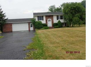 4573 Sunset Dr, Lockport, NY 14094