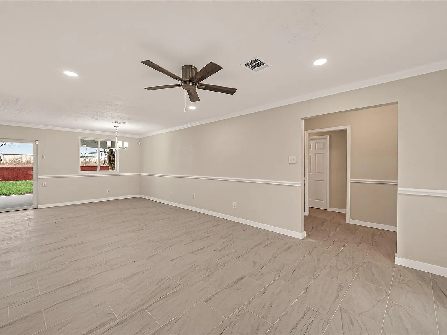 3 bed, 2.0 bath, 1222 sqft, $2,095 — Photo 4