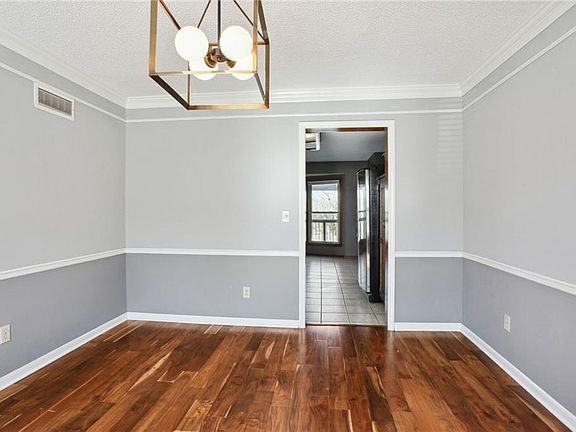 4th image of 120 NE Wood Glen Ln