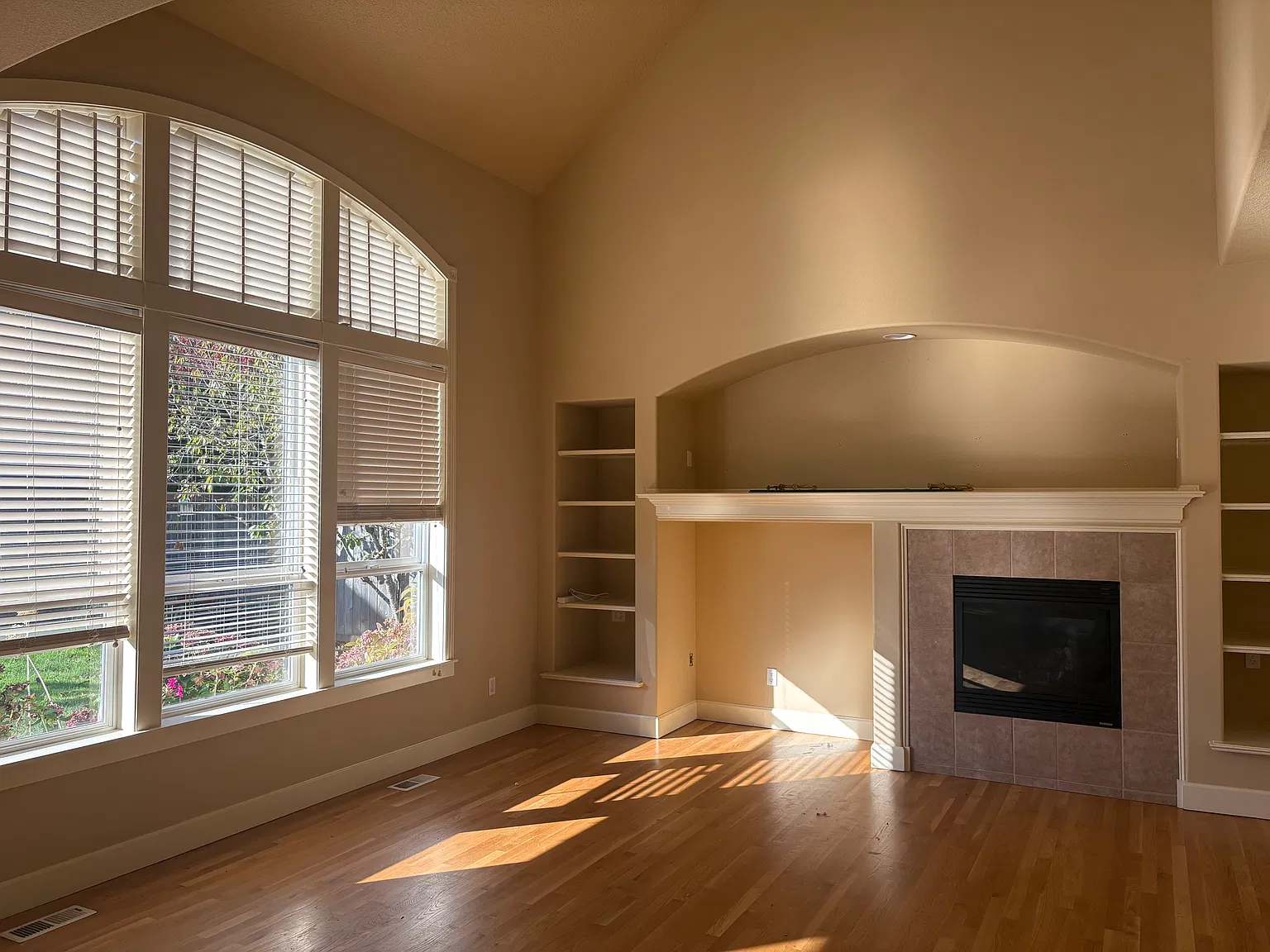 3 bed, 2.5 bath, 2972 sqft, $3,995 — Photo 2