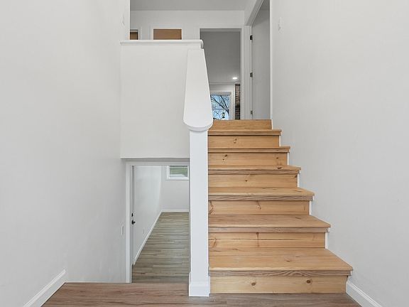 3rd image of 379 Pleasant View Cir