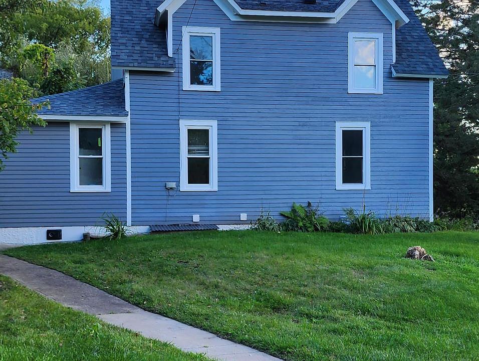 Side by Side Duplex 1 block from the grade school
