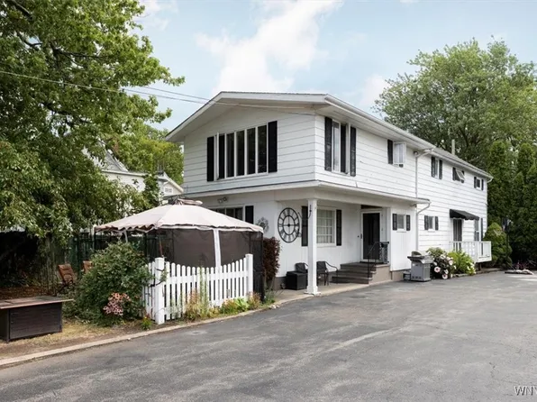 188 Devereaux Ct, Lockport, NY 14094