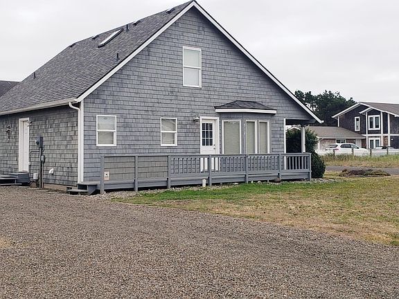 Large side yard and driveaway (no RV parking allowed)