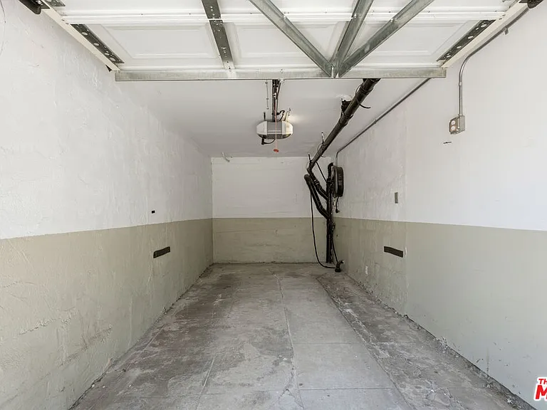 422 James St — Photo 25