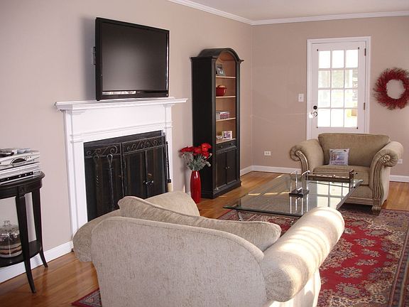 Huge LR w Fireplace