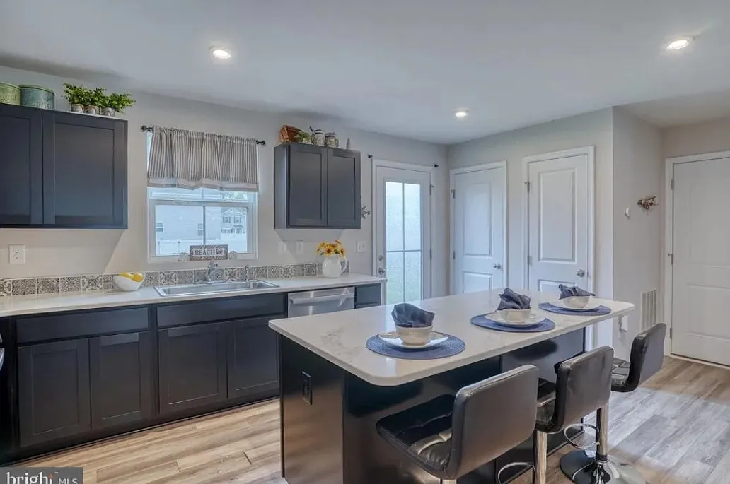 4 bed, 3.5 bath, 2880 sqft, $2,555 — Photo 3