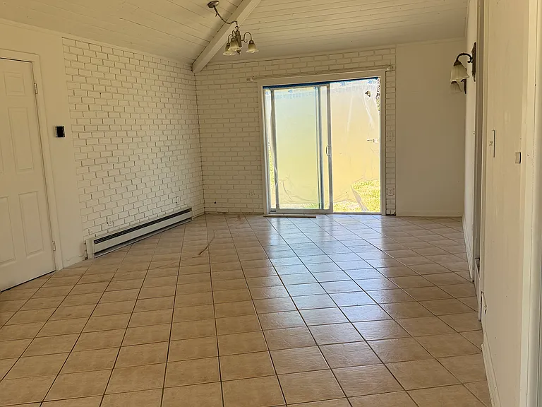 889 Jennings Ave — Photo 10