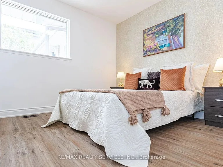 46 Staveley Cres — Photo 5