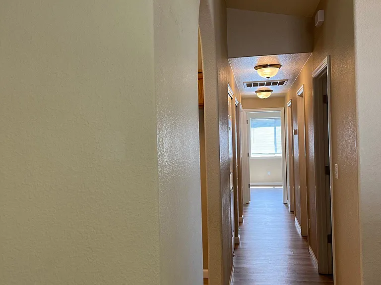 2052 Manchester Dr — Photo 7
