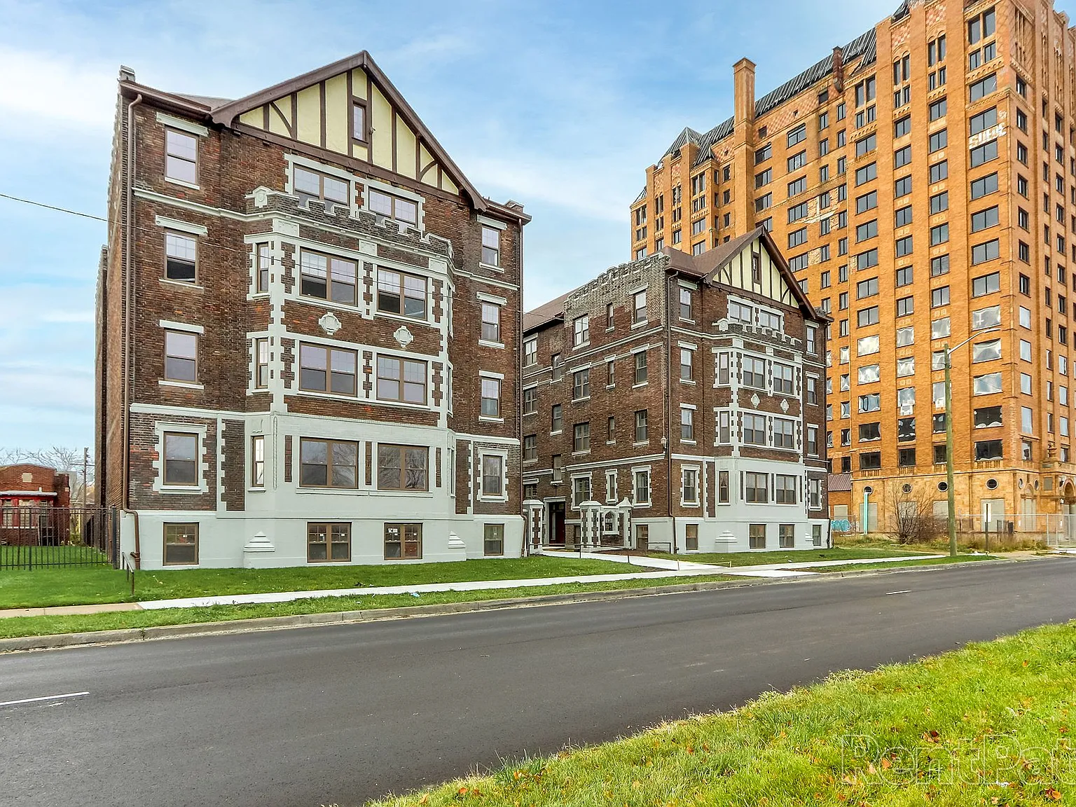 Manning Manor — Photo 2