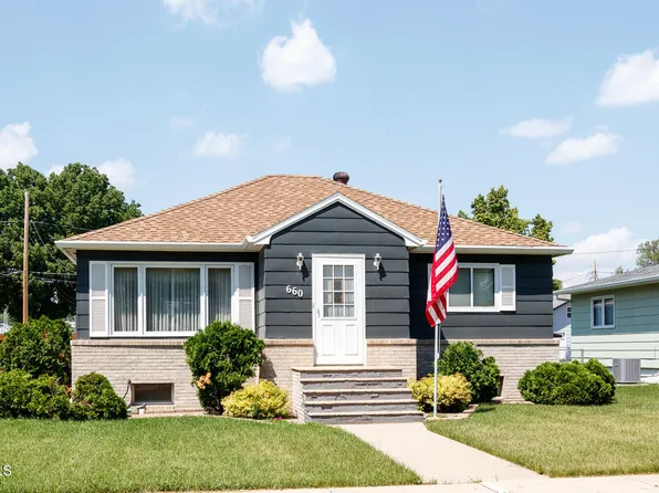 660 3rd St SW, Valley City, ND 58072