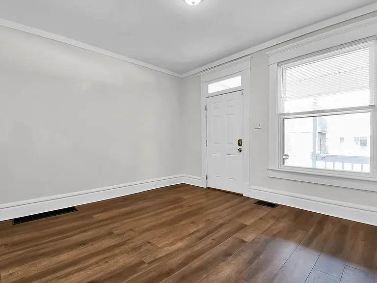 1506 Summit St — Photo 8