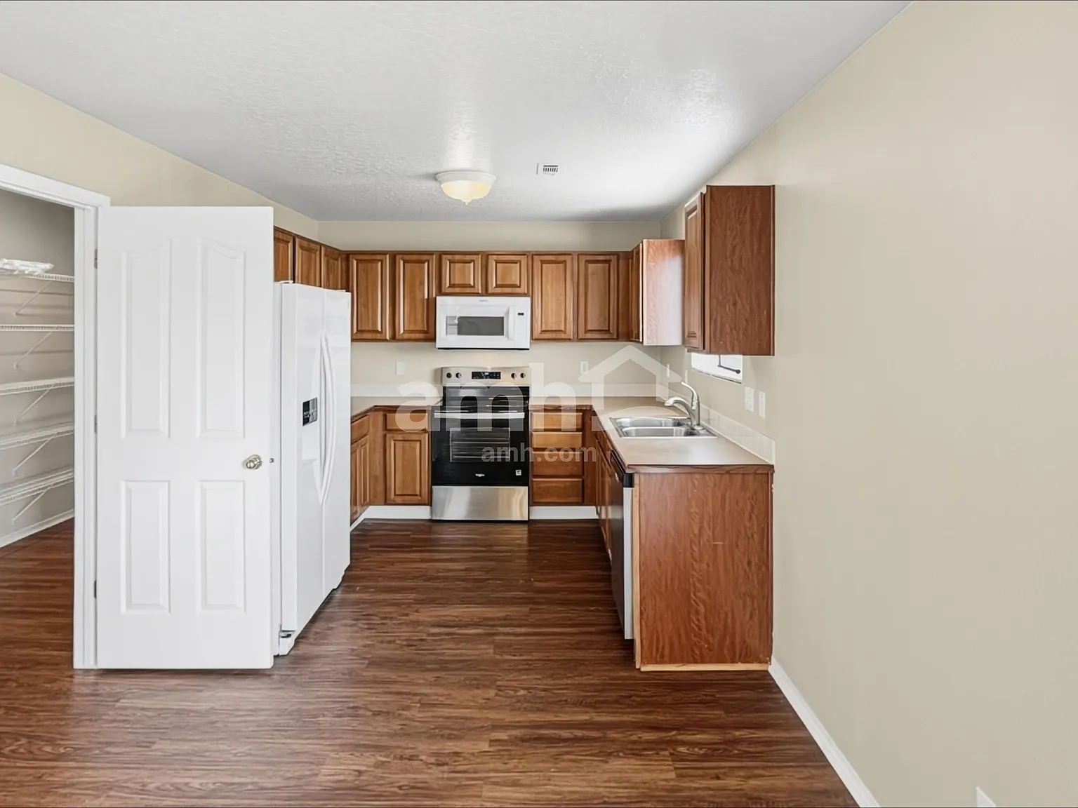 4 bed, 2.5 bath, 2308 sqft, $2,715 — Photo 3