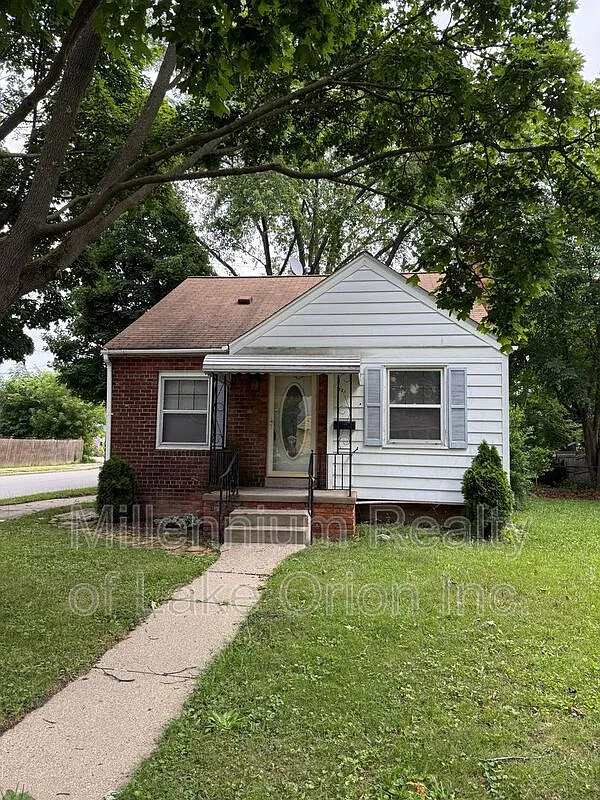 3 bed, 1.0 bath, 1100 sqft, $1,495 — Photo 1