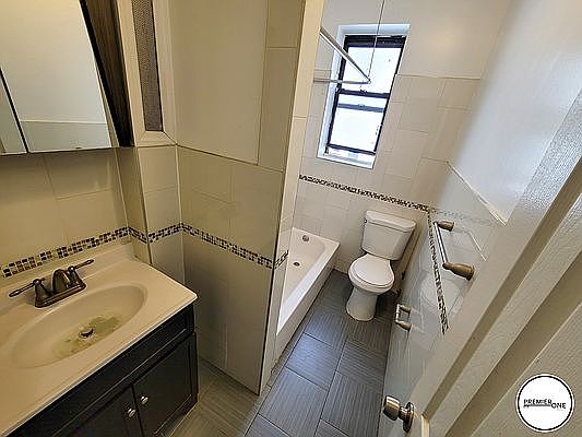 4th image of 164 W 141st St #32
