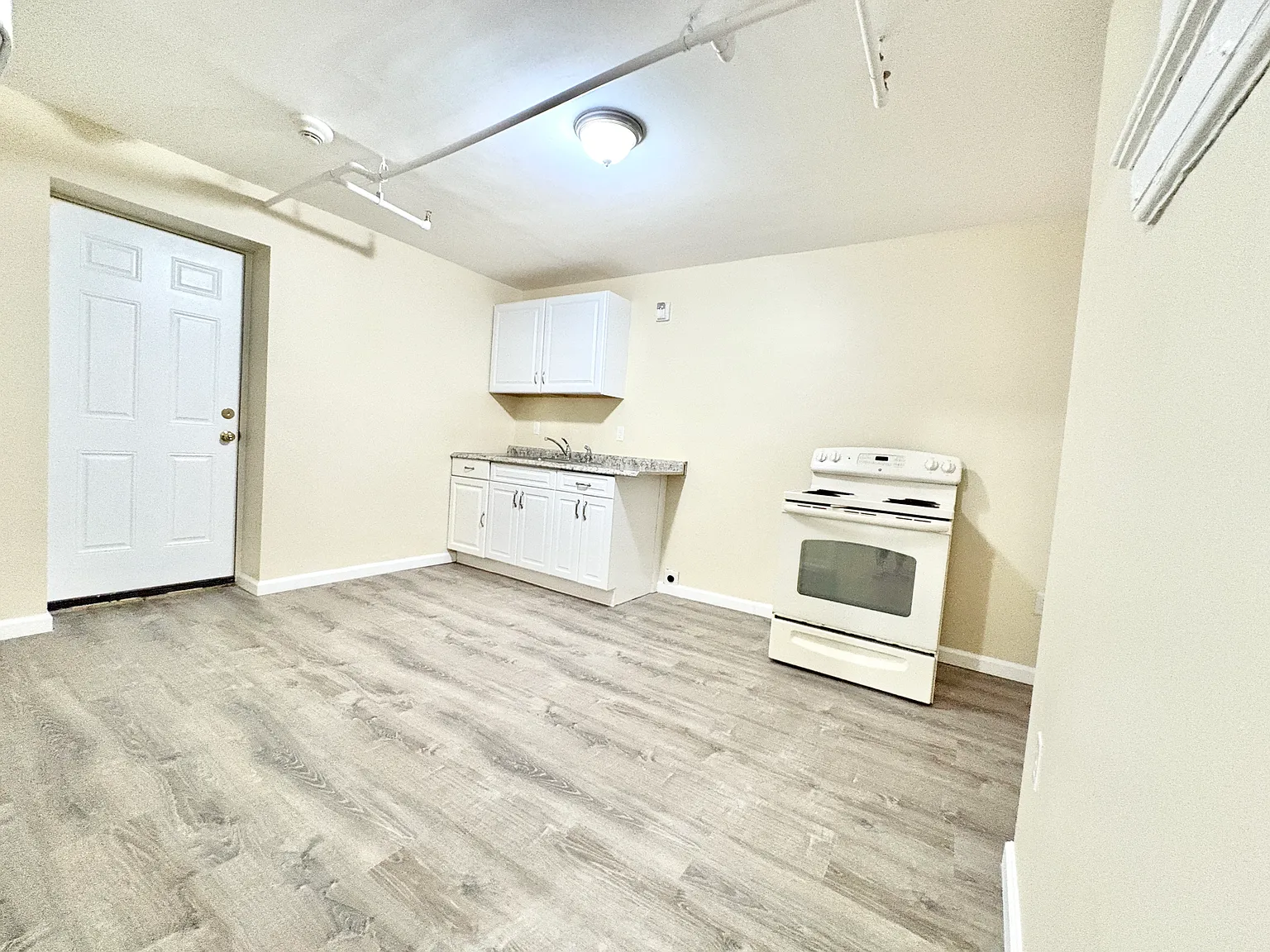 1 bed, $1,000 — Photo 1