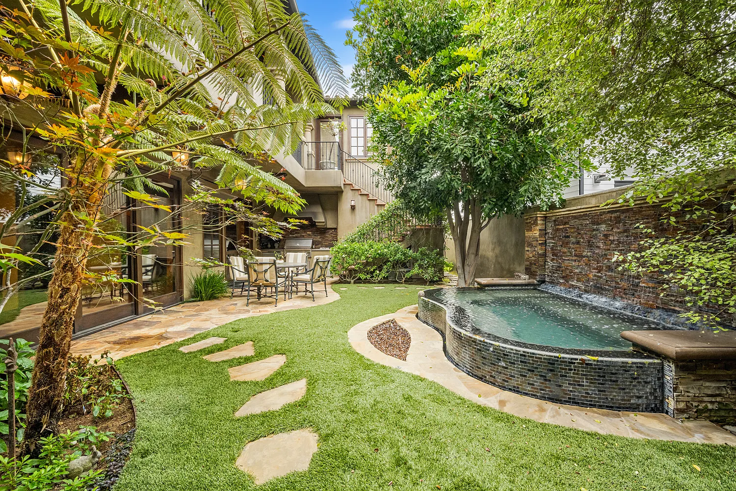 4 bed, 5690 sqft, $35,000 — Photo 4