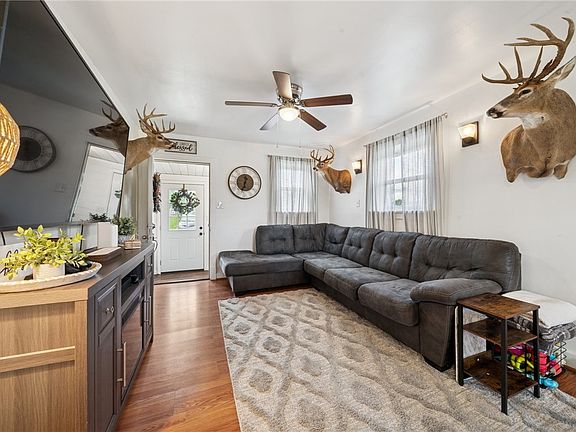 5th image of 136 Isabella St