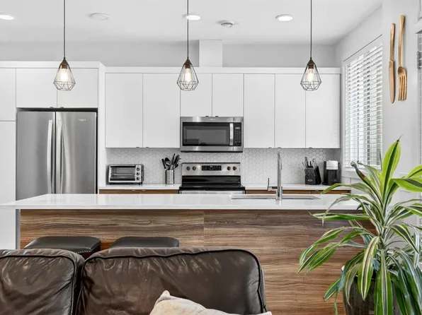 230 N Seton Psge SE #33, Calgary, AB T3M 3A7
