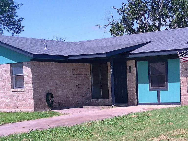 203 Idylwood Dr — Photo 1