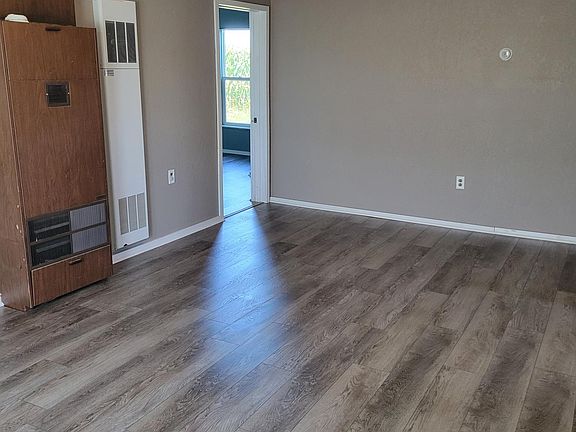 Living room (2 sources of heat propane or electric)