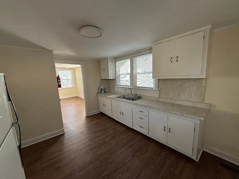 1661 Parkdale Dr — Photo 3